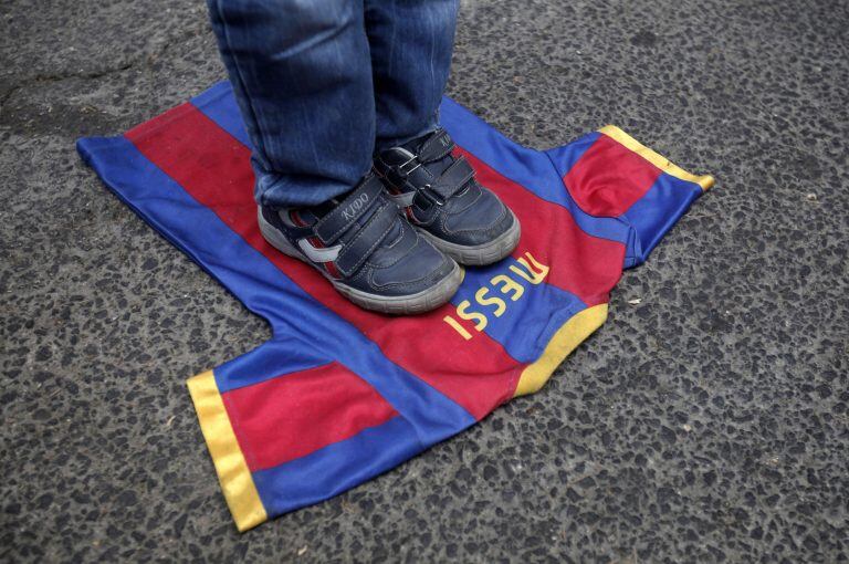 El presidente del fútbol palestino pidió que se quemen camisetas de Lionel Messi. / AFP PHOTO / Ahmad GHARABLI