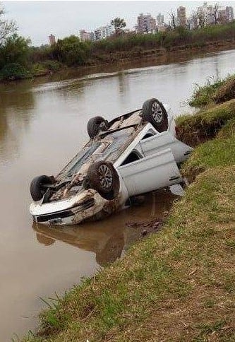 El vehículo quedó dado vuelta casi sobre la bajada.