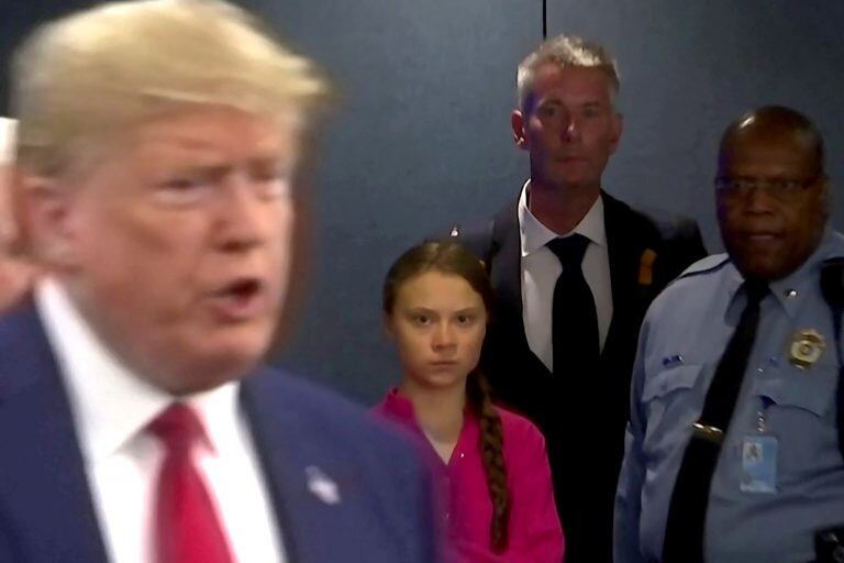 Greta Thunberg observa al presidente Donald Trump tras entrar a las Naciones Unidas. Foto: REUTERS/Andrew Hofstetter.