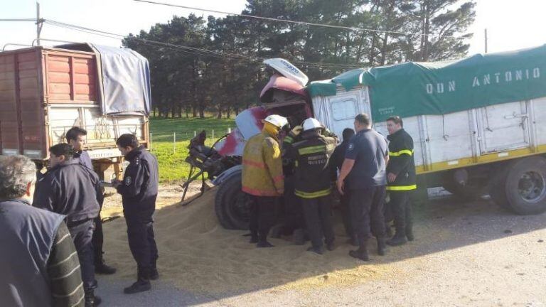 Personal de Bomberos de quequén trabajaron para liberar al conductor atrapado en la cabina del camión