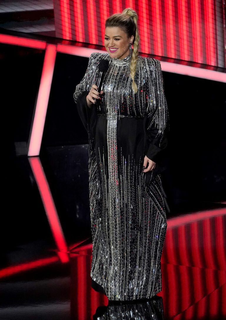 La anfitriona Kelly Clarkson optó por los brillos (AP Photo/Chris Pizzello)