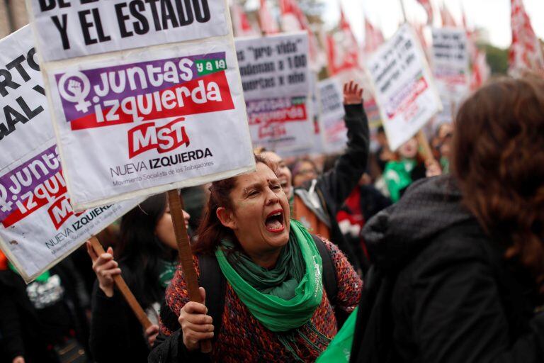 Personas a favor de despenalizar el aborto se manifiestan en el exterior del Congreso