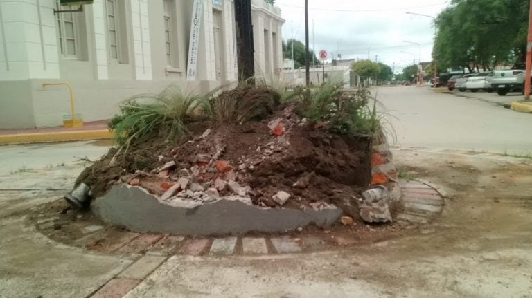 Auto embistió una rotonda en la calle San Martin Arroyito