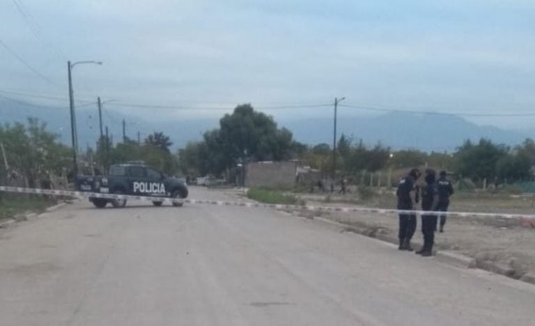 Efectivos policiales trabajando en el lugar.