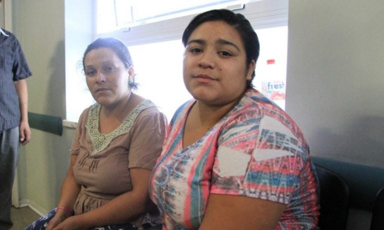 La mamá y hermana siguen de cerca la salud del pequeño en el Hospital Rawson.