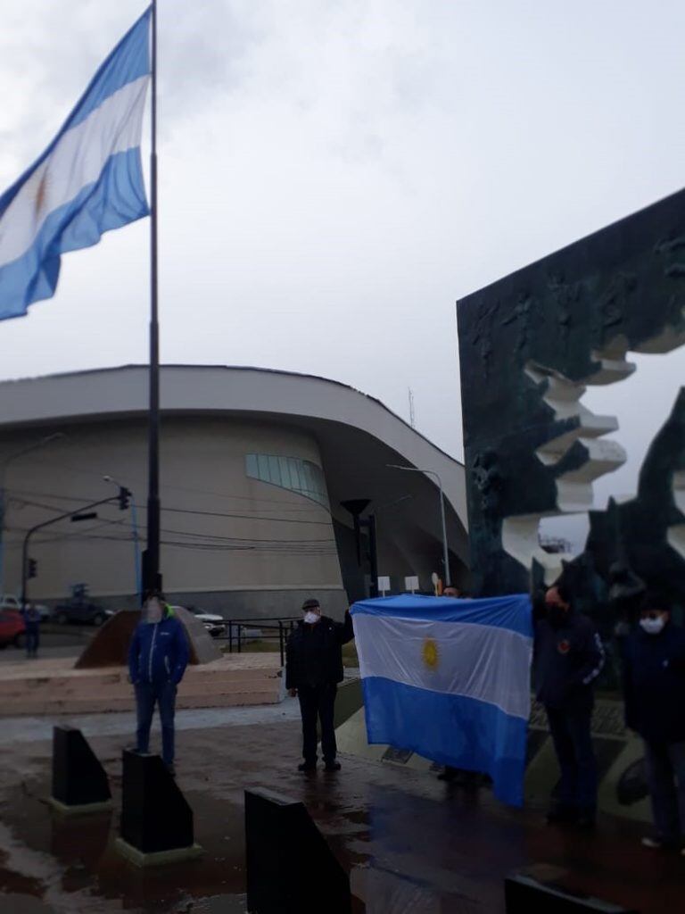 Otra vez la Plaza Malvinas es testigo de una gesta patriótica de reivindicación de los valores morales.