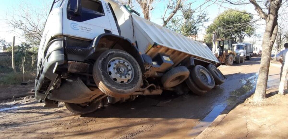 Y siguen bastos: otro vehículo se hundió en un pozo en plena calle