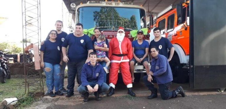 Bomberos voluntarios de San Pedro repartieron regalos a los niños de la ciudad.