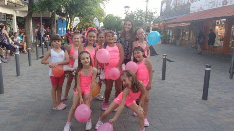 Las diferentes actividades estuvieron representadas por algunos de sus referentes en el desfile por la calle céntrica de la ciudad.