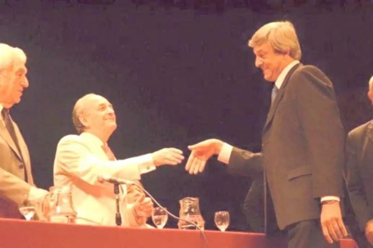 Jorge Cortés al recibir su diploma de intendente (Web)