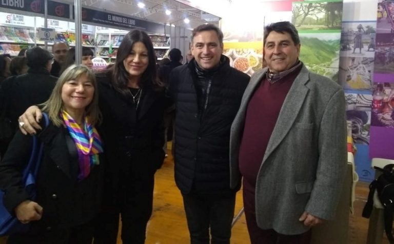 La directora de Cultura de la Municipalidad de San Salvador de Jujuy, Alejandra Gutiérrez (izq.), con autoridades de la Feria, en el acto inaugural.