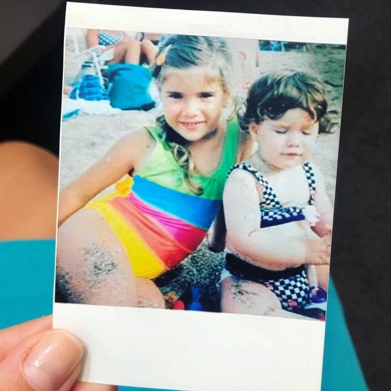 Laurita Fernández recordó sus veranos en Mar del Plata con una foto retro junto a su hermanita Gabi (Foto: Instagram/ @holasoylaurita)