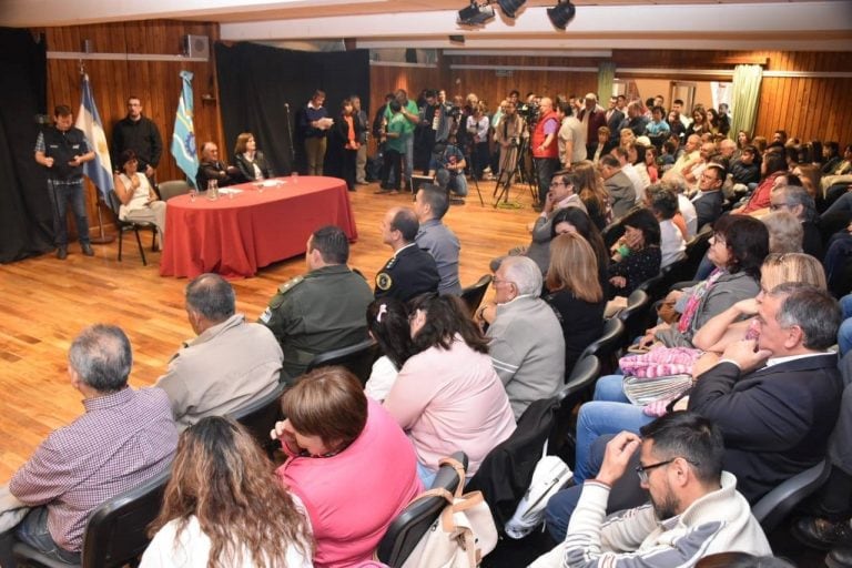 El acto se llevo a cabo en el Centro Cultural Melipal con un marco de público que colmo la sala.