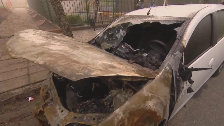 Un presunto ataque de los "Caza Uber" en el barrio porteño de Floresta dejó un auto totalmente incendiado.