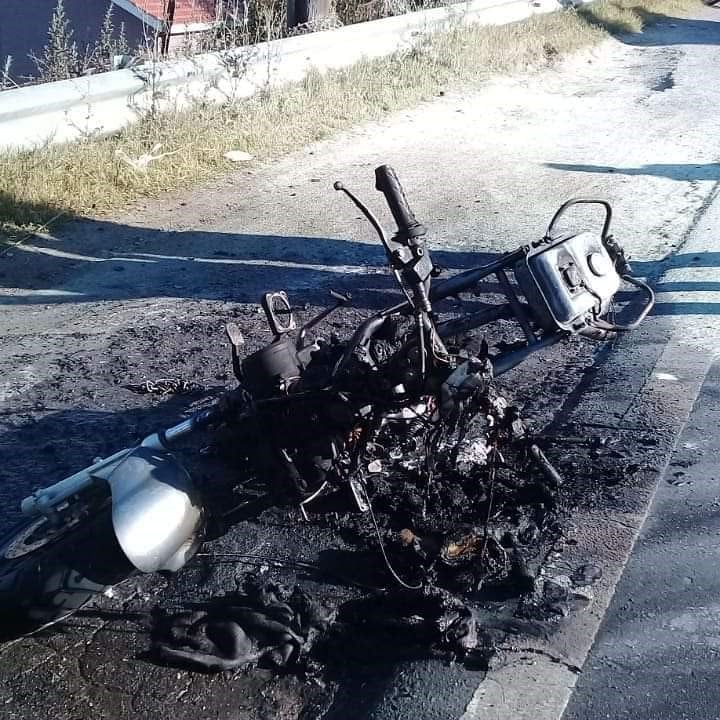 Así quedó la motocicleta, completamente dañada.