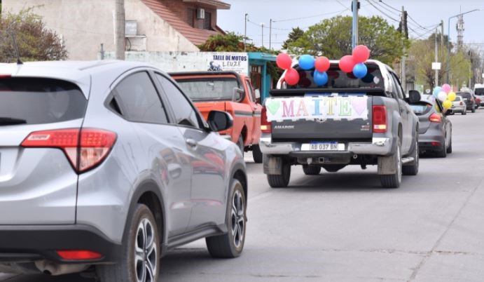 Caravana de los vecinos de la familia de Maitena, que tras ocho meses, pudo regresar a su casa (InformativoHoy)