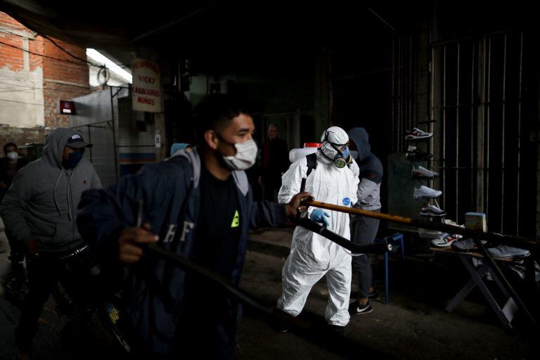 Desinfecciones en la Villa 31  (AP Photo/Natacha Pisarenko)