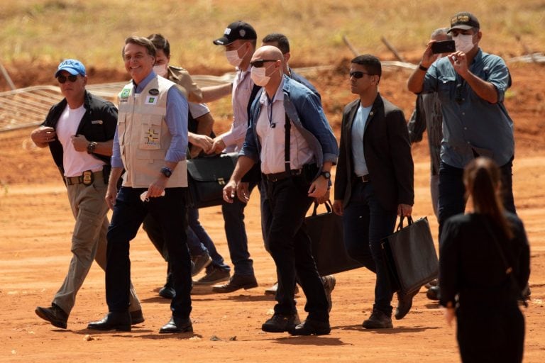 El presidente de Brasil, Jair Bolsonaro, visita la construcción del primer hospital de campaña en Águas Lindas, en los alrededores de Brasilia (Foto: EFE/ Joédson Alves)