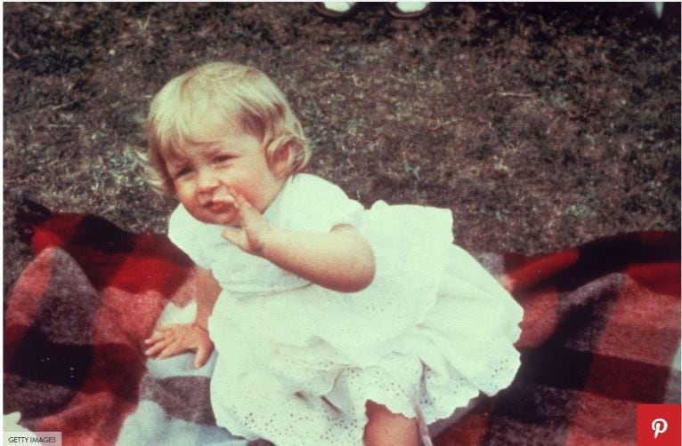 1962. Con un vestido blanco en su primer cumpleaños en Park House, Sandringham.