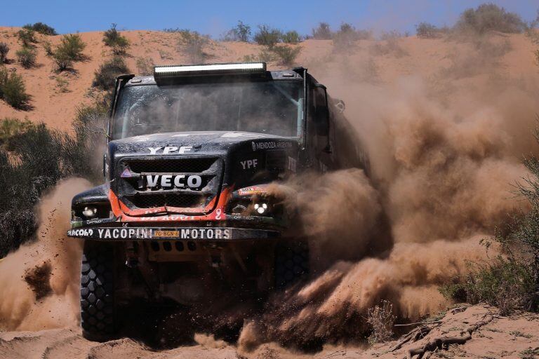 ARG163. SAN JUAN (ARGENTINA), 19/01/2018.- El argentino Federico Villagra conduce su camión Iveco hoy, viernes 19 de enero de 2018, durante la etapa 13 del Rally Dakar 2018, entre San Juan y Córdoba (Argentina). EFE/Nicolás Aguilera