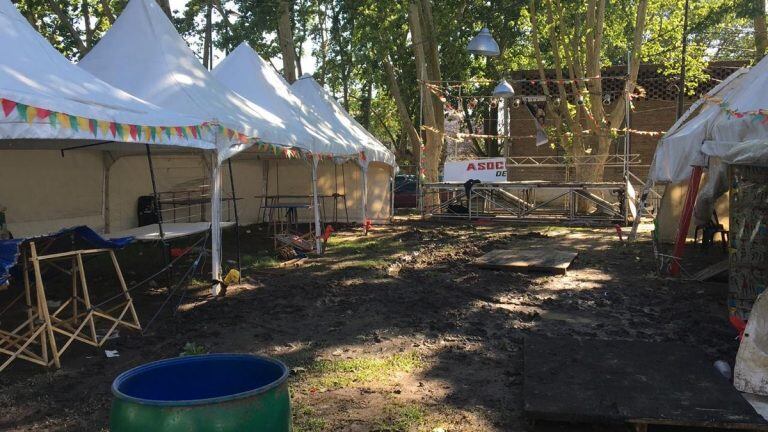 En algunos stands adelantaron que recurrirán a la arena para tapar el barro que dejó la inundación. (@gbelluati).