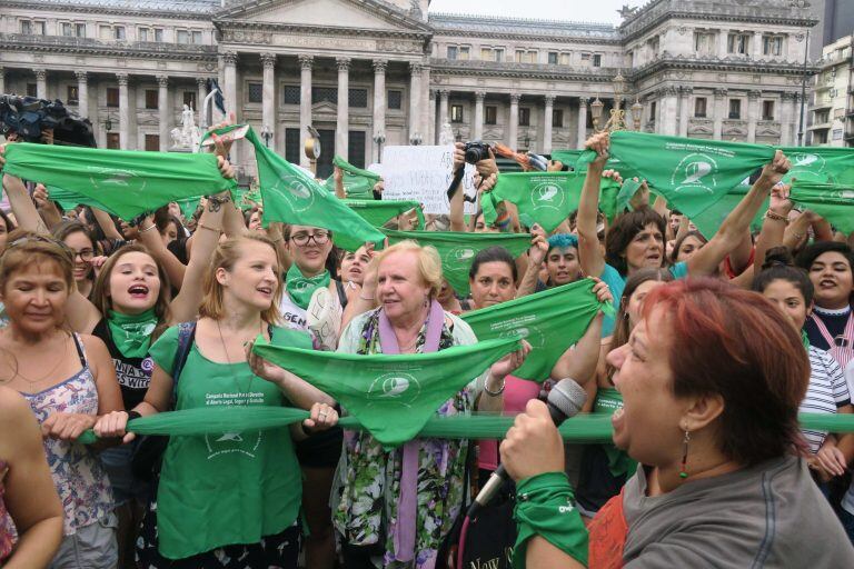 ARG01. BUENOS AIRES (ARGENTINA), 19/02/2018.- Cientos de personas se manifiestan para pedir que el Congreso apruebe un proyecto de ley que garantice el aborto seguro, legal y gratuito en todo el país hoy, lunes 19 de febrero de 2018, frente a la sede del Congreso argentino en Buenos Aires (Argentina). EFE/Javier Caamaño

 buenos aires  marcha protesta aprobacion ley aborto legal pañuelazo manifestacion ley aborto seguro gratuito