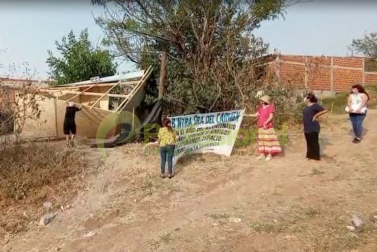 Intentaron ocupar un terreno y vecinos derribaron la casilla (Foto tomada de FM Profesional)