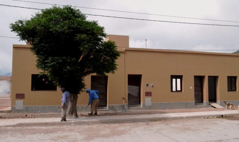 Poco antes del acto, operarios finalizaban tareas de limpieza en el exterior de las viviendas.