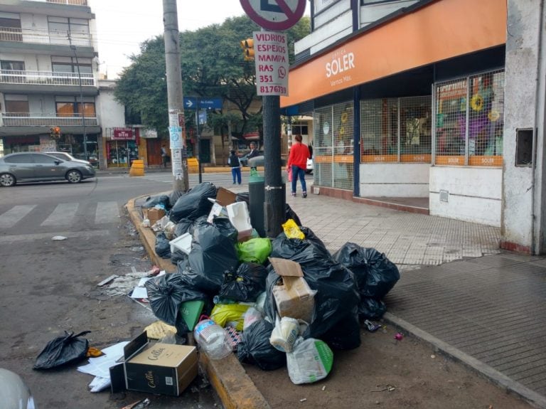 La basura se acumula en Córdoba tras la medida de fuerza y el feriado.