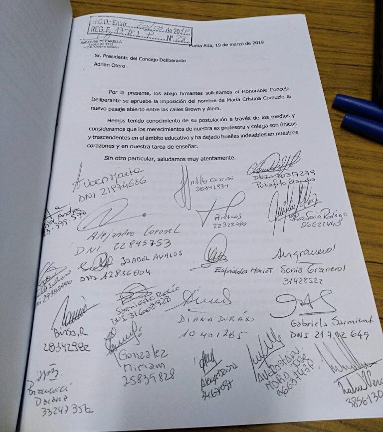 Firma de ex alumnos y docentes acompañando la iniciativa presentada por la concejal Diana Durán.