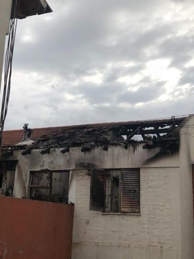 El fuego destruyó en su totalidad un departamento de la planta superior.