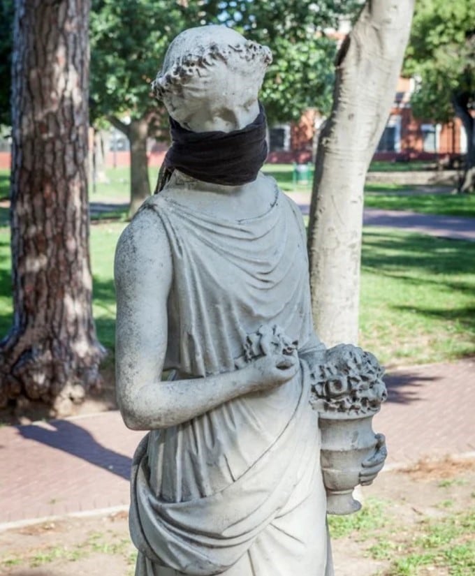 Estatuas porteñas amanecieron con tapabocas, cuyo uso será obligatorio desde el miércoles (Foto: Espacio Público GCBA)