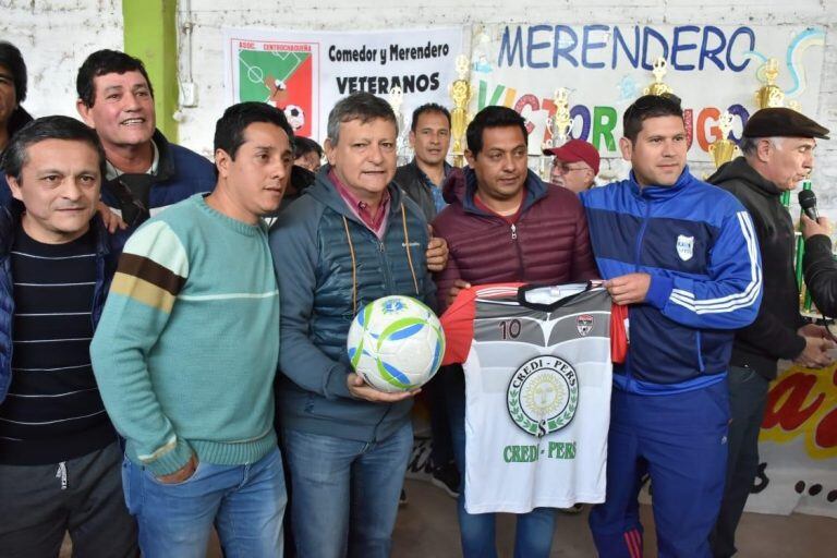 Domingo Peppo, anunciando las mejoras que recibirá la Asociación de Veteranos de Fútbol (Vía Resistencia).