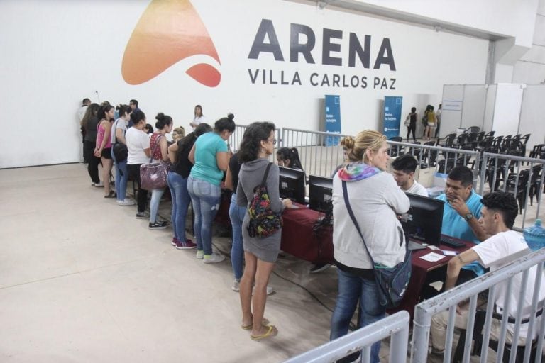 Entrega de "Tarjeta Alimentar" en el estadio Arena de Villa Carlos Paz. (Foto: Municipal).