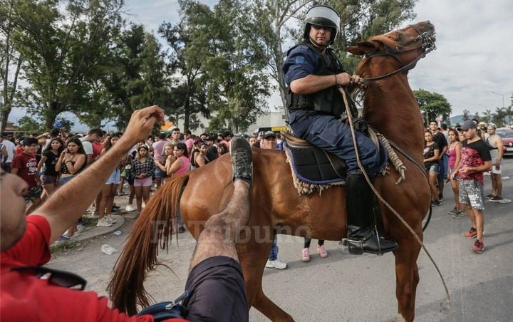 Incidentes en la Carpa de las Estrellas. (El Tribuno)