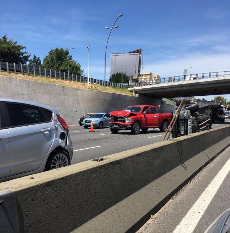 Choque múltiple y vuelco en General Paz y avenida San Martín.