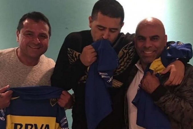 Riquelme con dos de los que lo respaldan: Delgado y Serna. 