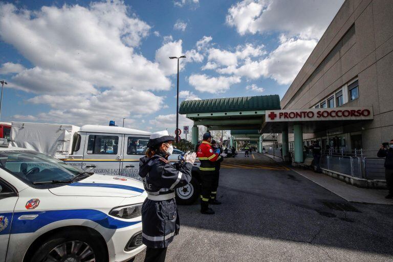 Policía y Protección Civil homenajearon a los médicos en Roma, Italia. (Foto: Giuseppe Lami/EFE/EPA)