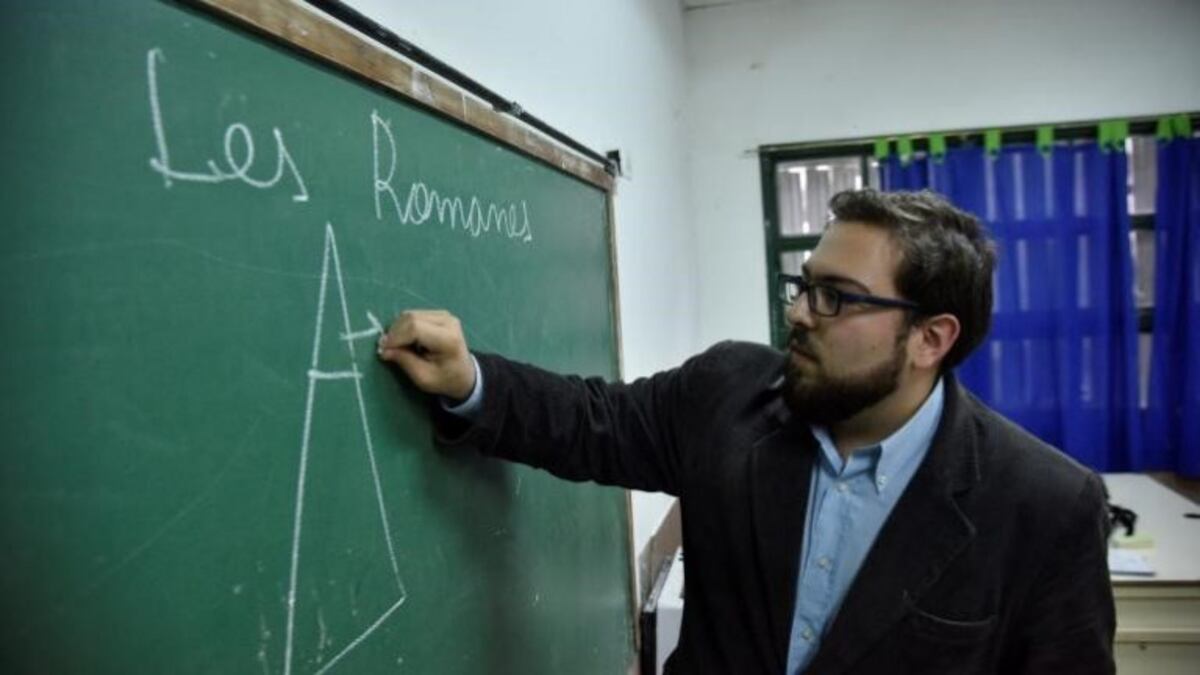 Un profesor cordobés enseña Historia en el secundario con lenguaje inclusivo