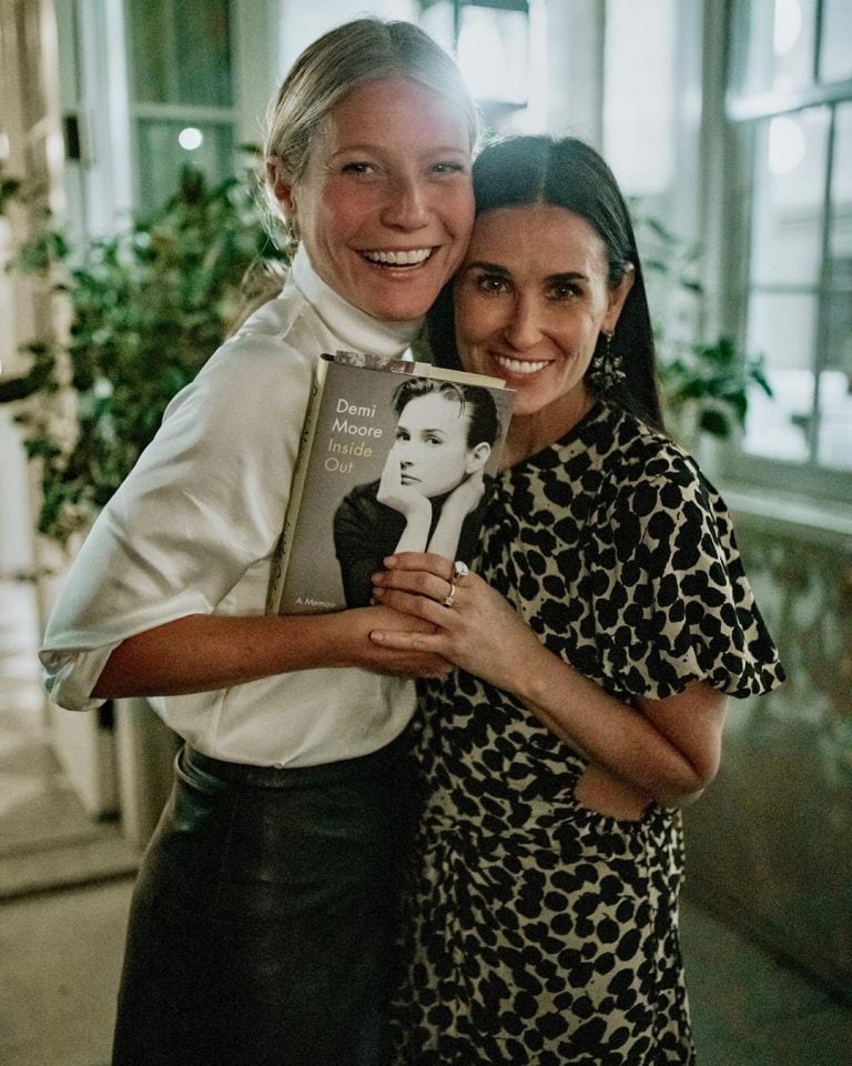 Demi Moore y Gwyneth Paltrow posan con el libro "Inside Out", la autobiografía de la protagonista de "Ghost"