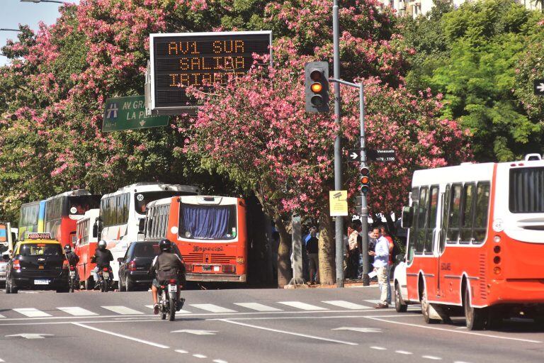 DYN29, BUENOS AIRES, 07/03/2017, MICROS ESTACIONADOS EN LA AV 9 DE JULIO PARA EL TRASLADO DE MANIFESTANTES PARA  EL ACTO DE CGT-CTA.  FOTO:DYN/LUCIANO THIEBERGER.