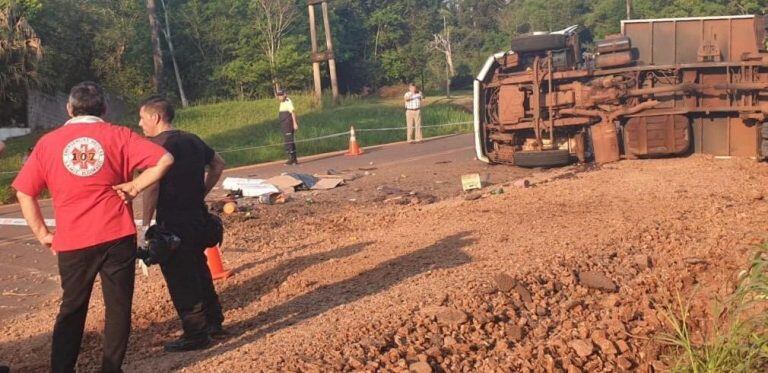 En el accidente fallecieron dos empleados, Juan Meza de 23 años y Héctor Fernández de 49, mientras que un tercero, quien conducía, resultó lesionado.