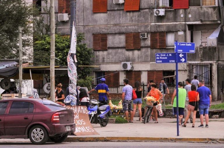 Colas de vecinos en Isidro Casanova, en plena cuarentena. (Maxi Failla/Clarín)