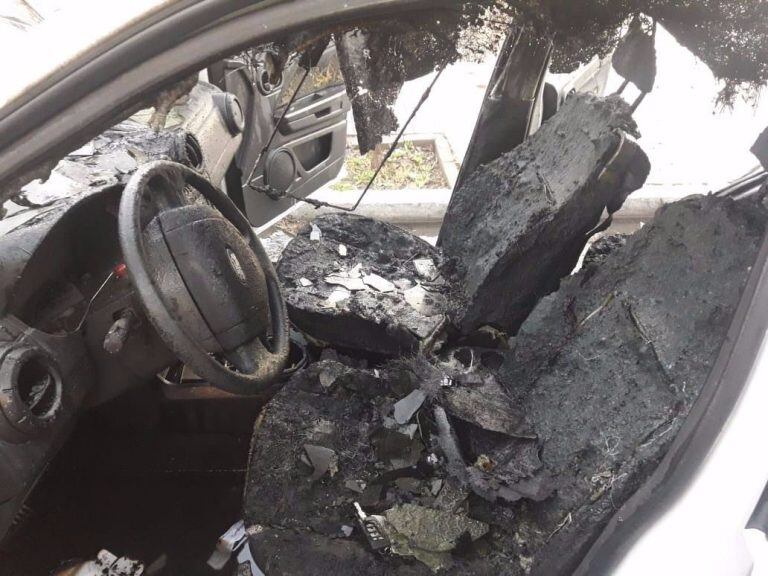 Ardió una camioneta frente a la iglesia del Carmen