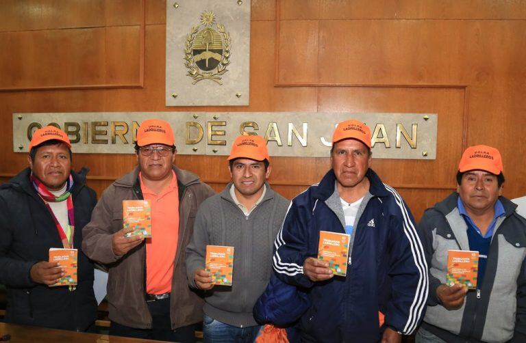 Los trabajadores tienen ahora un pasaporte ladrillero.