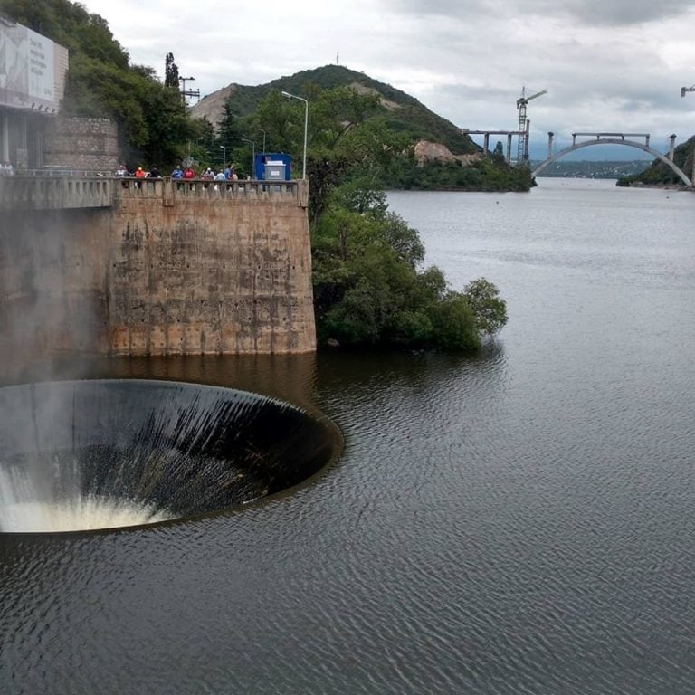 Abrieron las válvulas del Dique San Roque