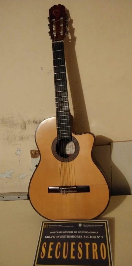 Le rompieron el auto y le robaron una guitarra de casi 100 mil pesos. (Policía de Salta)