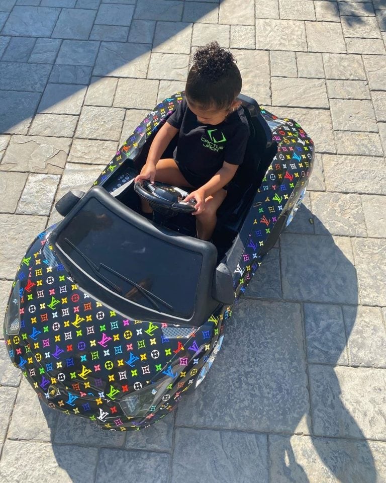 Stormi ya tiene sus propios autos. (Instagram/@kyliejenner)