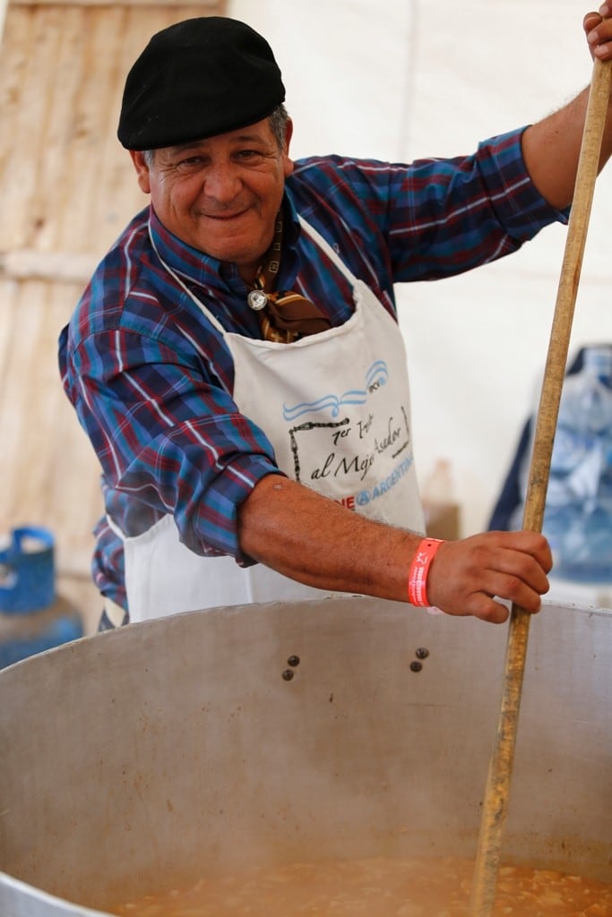 Leandro Lucero cocinando locro.