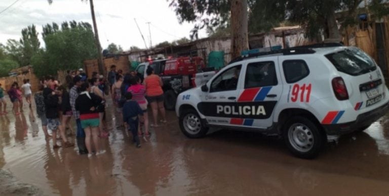 Las familias, agolpadas pidiendo ayuda.